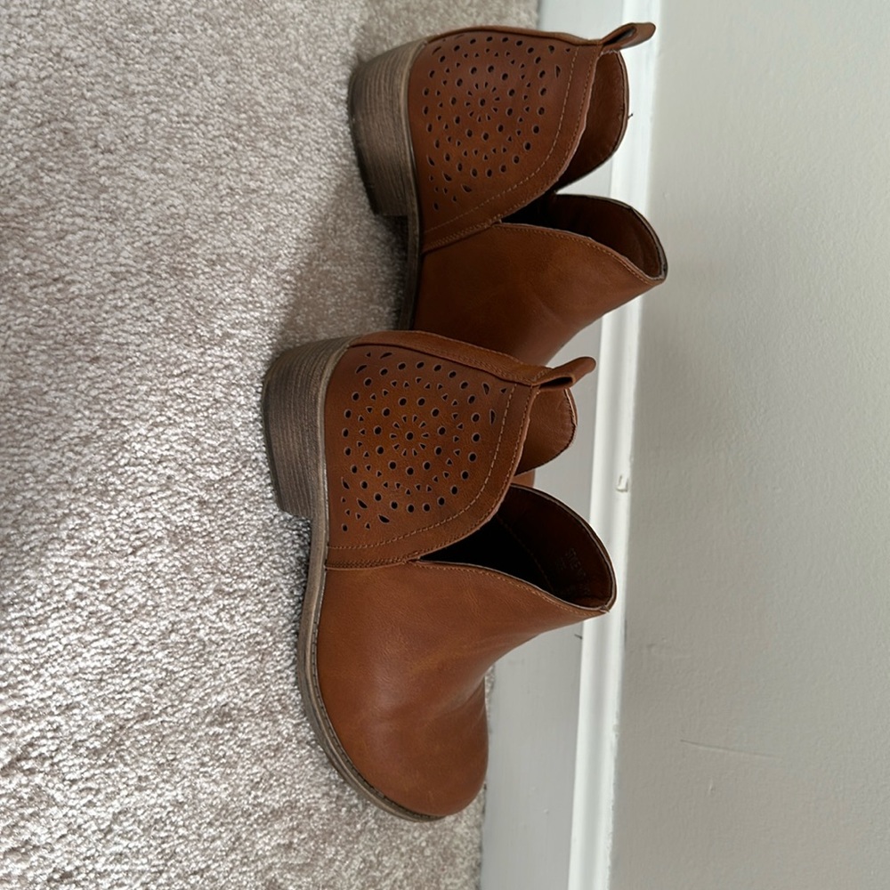Cognac ankle bootie size 7